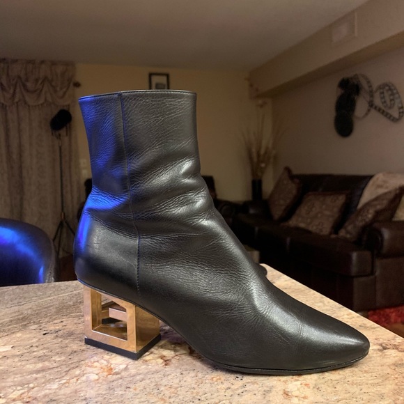 COPY - Givenchy Ankle boots in leather with triangular G - Picture 4 of 5